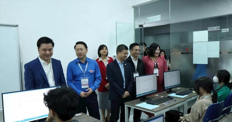 Organizadores animan a los candidatos antes de la ronda clasificatoria nacional. (Foto: hanoimoi.vn)