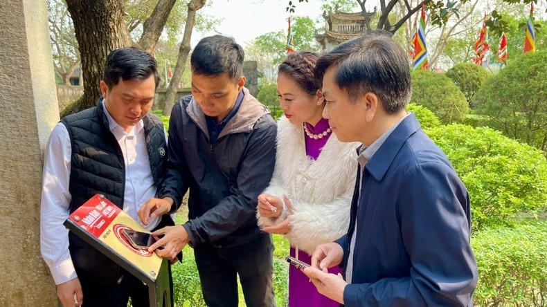 El periódico Nhan Dan instala placas con chips NFC en famosos sitios históricos, culturales y turísticos de la provincia de Ninh Binh. (Foto: Nhan Dan)