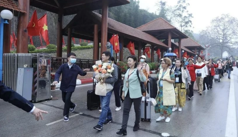 Los turistas chinos ingresan a Vietnam a través del puesto fronterizo internacional de Huu Nghi, en la provincia de Lang Son. (Foto: VNA)