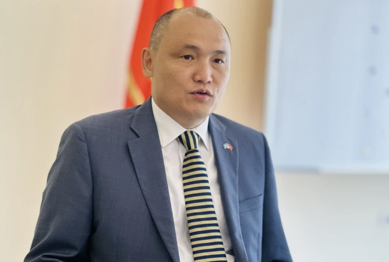 El embajador kazajo en Vietnam, Kanat Tumysh, responde a las preguntas de la prensa (Foto: VNA)