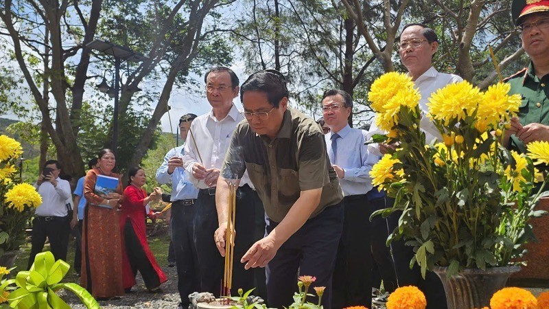 El primer ministro Pham Minh Chinh rinde homenaje al secretario general del Partido Comunista de Vietnam Le Hong Phong en el cementerio Hang Duong. (Foto: Nhan Dan)