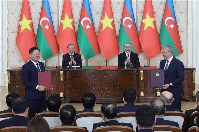 El secretario general del Partido Comunista de Vietnam, To Lam, y el presidente de Azerbaiyán, Ilham Aliyev, presencian la ceremonia de entrega de varios documentos de cooperación. (Foto: VNA)