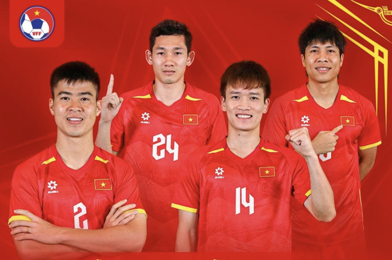 Los futbolistas vietnamitas Do Duy Manh, Nguyen Hoang Duc, Nguyen Hai Long y Nguyen Van Vi seleccionados al equipo de estrellas del Sudeste Asiático. (Foto: VFF)