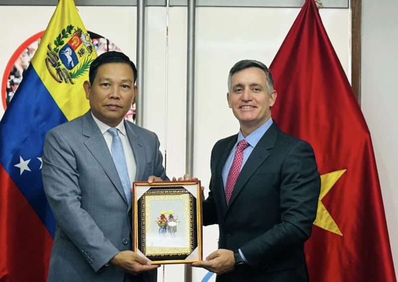 El embajador de Vietnam en Venezuela, Vu Trung My, entrega un souvenir al ministro del Poder Popular para el Deporte de Venezuela, Franklin Cardillo. (Foto: Embajada de Vietnam en Venezuela)