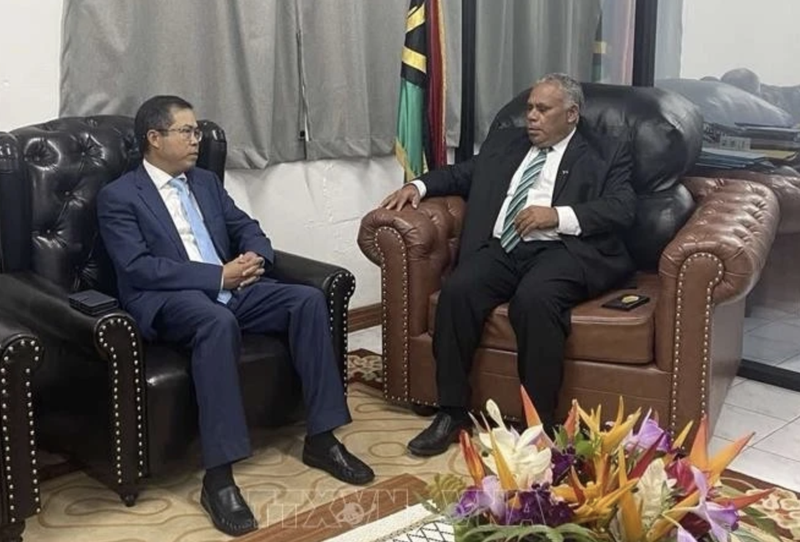 El embajador de Vietnam en Australia, concurrente en Vanuatu, Pham Hung Tam, se reúne con el primer ministro de Vanuatu, Jotham Napat. (Foto: VNA)