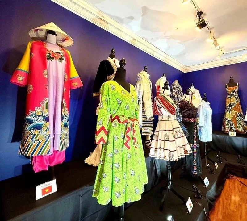 El traje Nhat Binh forma parte de una colección especial del diseñador Cao Minh Tien. (Foto: VNA)