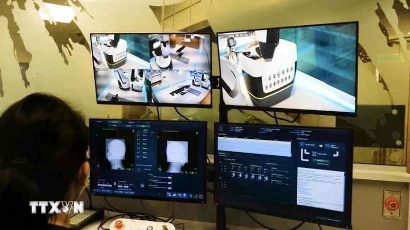 Sala de control del sistema robótico de radiocirugía CyberKnife S7. (Foto: VNA)
