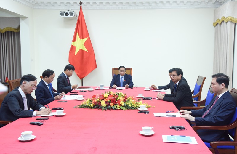 El primer ministro de Vietnam, Pham Minh Chinh, conversa por teléfono con su homólogo de Singapur, Lawrence Wong. (Foto: Nhan Dan)