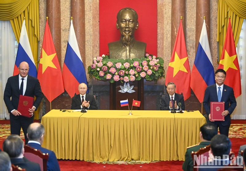 El presidente de Vietnam, To Lam, y su homólogo ruso, Vladimir Putin, presencian el intercambio de documentos firmados entre ambos países la tarde del 20 de junio de 2024. (Foto: Nhan Dan)