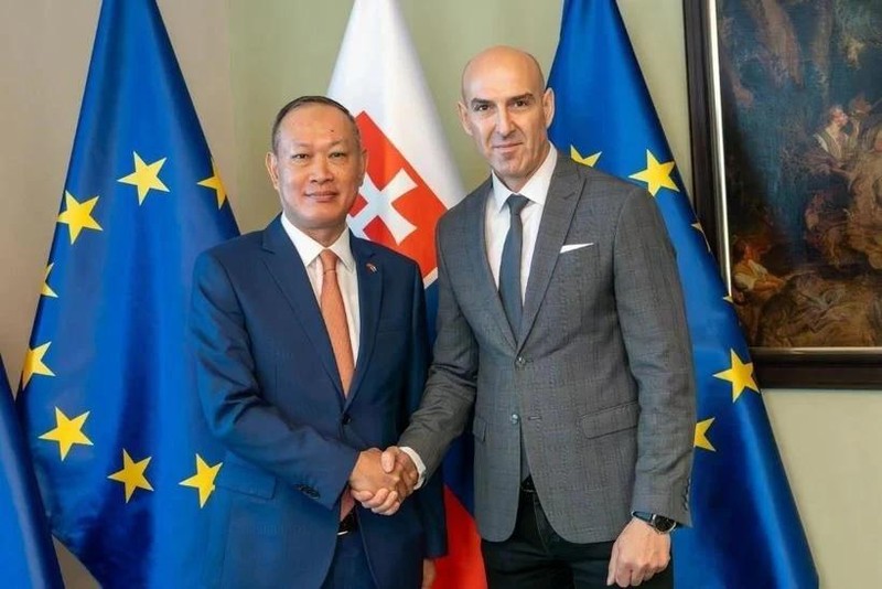 El embajador de Vietnam en Eslovaquia, Pham Truong Giang, y Ladislav Csémi, asesor del Ministro del Interior de Eslovaquia. (Foto: VNA)