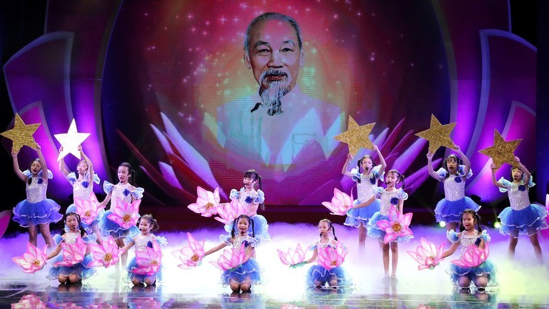 Programa artístico especial por el 135 aniversario del natalicio del Presidente Ho Chi Minh