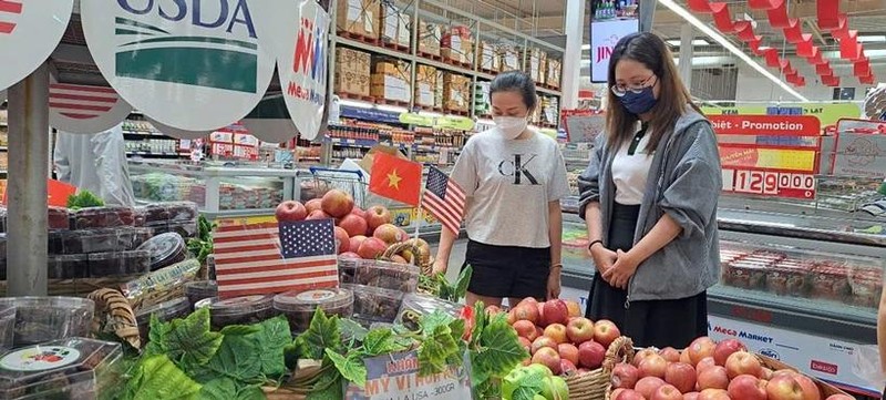 Los consumidores eligen manzanas estadounidenses en un supermercado de Ciudad Ho Chi Minh. (Foto: nld.com.vn)