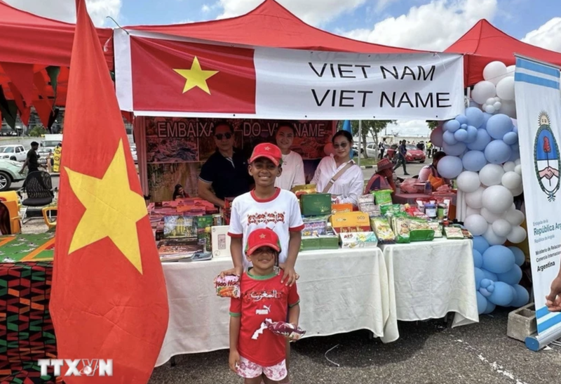 La Embajada de Vietnam en Angola, junto con la comunidad vietnamita, participa en la segunda edición del evento “Petro Sem Fronteiras” (Foto: VNA)
