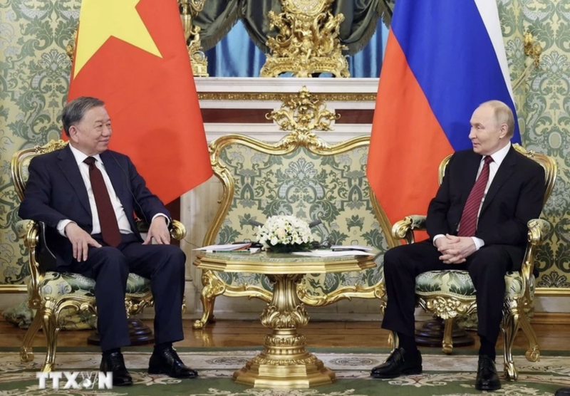 El secretario general del Partido Comunista, To Lam, se reúne con el presidente ruso ,Vladimir Putin. (Foto: VNA)