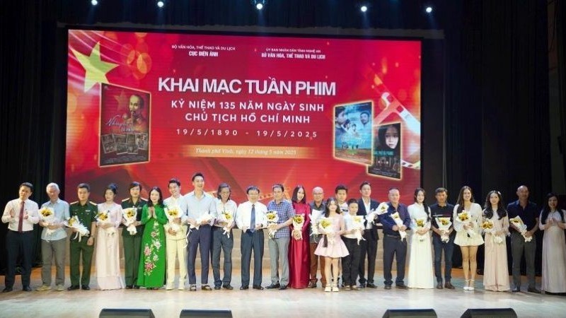 En el acto inaugural de la Semana de Cine en honor al 135º aniversario del natalicio del Presidente Ho Chi Minh.