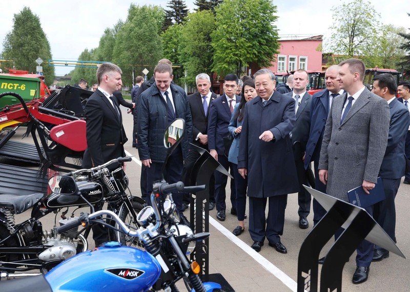 El secretario general del Partido Comunista de Vietnam, To Lam, visita la Fábrica de Tractores de Minsk. (Foto: VNA)