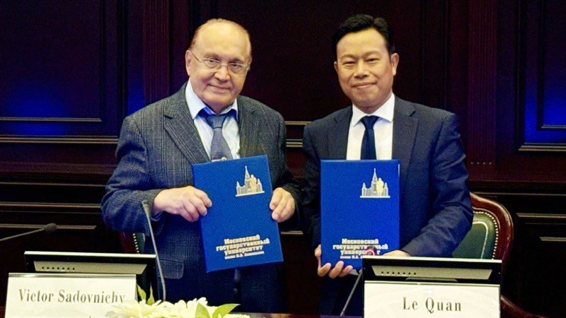 El director de la Universidad Nacional de Hanói (UNH), Le Quan, y el director de la MSU, Victor Antonovich Sadovnichy, firman un acuerdo de cooperación. (Foto: UNH)