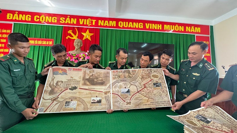 Guardias fronterizos en Phu Quoc reciben con entusiasmo el suplemento de Nhan Dan 