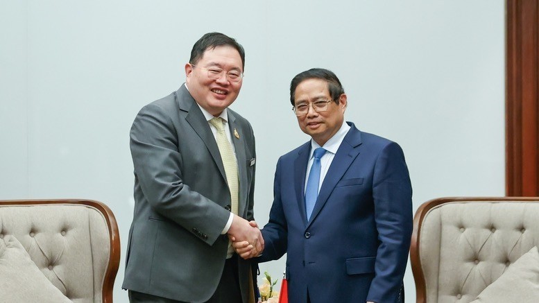 El primer ministro de Vietnam, Pham Minh Chinh, recibe a Thammasak Sethaudom, presidente y director ejecutivo del Grupo SCG. (Foto: Nhan Dan)