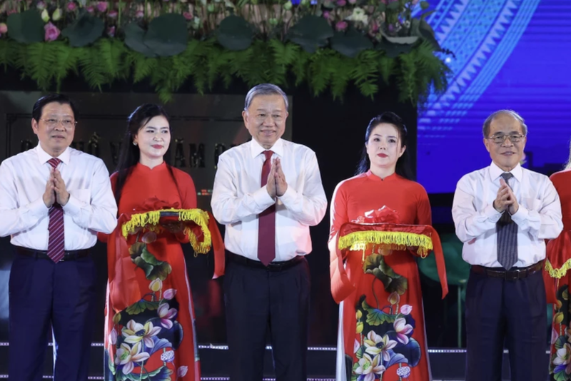 El secretario general del Partido Comunista de Vietnam, To Lam, y delegados en la inauguración de la estatua "El Tío Ho visita su tierra natal". (Foto: VNA)