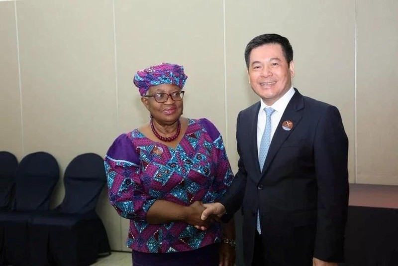 El ministro de Industria y Comercio de Vietnam, Nguyen Hong Dien, y la directora general de la OMC, Ngozi Okonjo-Iweala. (Foto: Ministerio de Industria y Comercio de Vietnam)