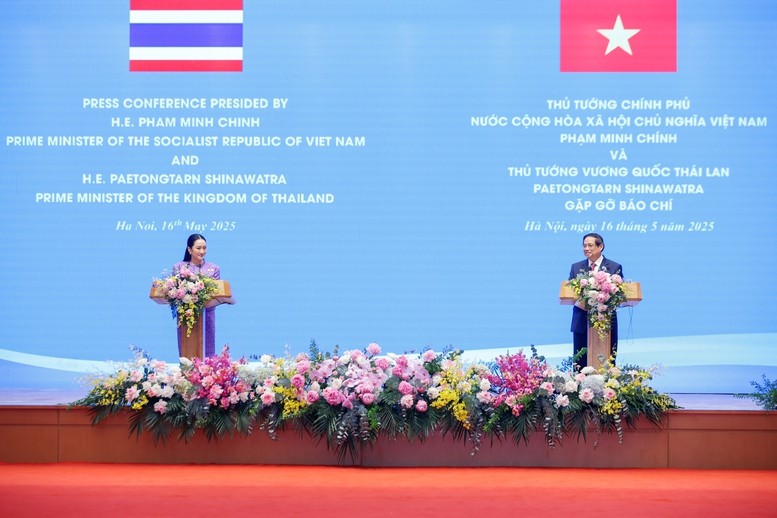 l primer ministro vietnamita, Pham Minh Chinh, y su homóloga tailandesa, Paetongtarn Shinawatra, en la rueda de prensa. (Foto: VGP)
