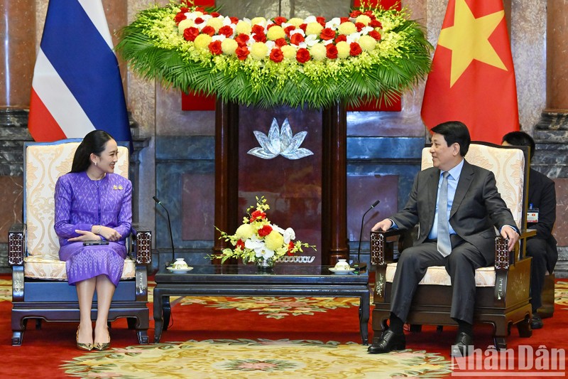 El presidente vietnamita, Luong Cuong, recibe a la primera ministra tailandesa, Paetongtarn Shinawatra. (Foto: Nhan Dan)