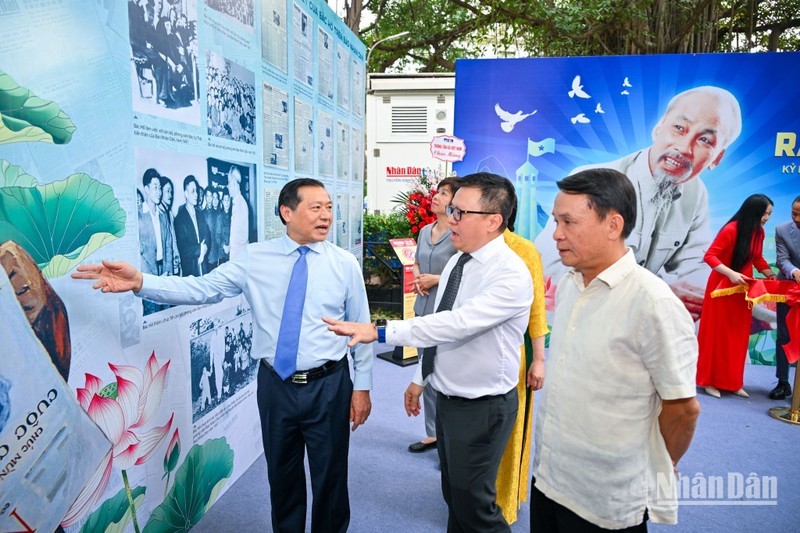 El presidente-editor del periódico Nhan Dan, Le Quoc Minh, presenta la exposición a los delegados.