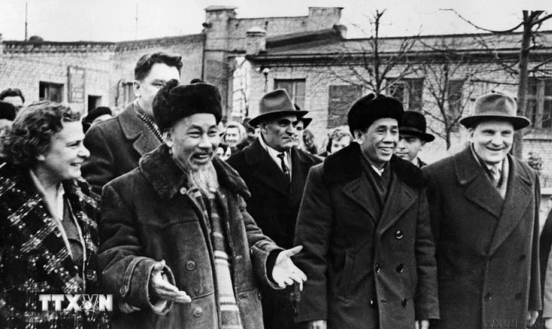 El Presidente Ho Chi Minh visita la fábrica de Uralmash (ciudad de Sverdlovsk) durante su visita de amistad a la Unión Soviética, en julio de 1955. (Foto: VNA)