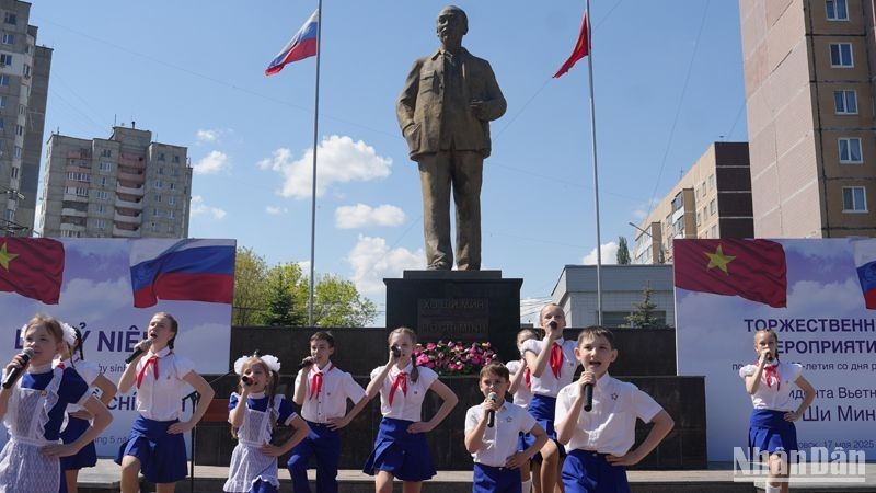 En el acto por el 135º aniversario del natalicio del Presidente Ho Chi Minh en Uliánovsk.