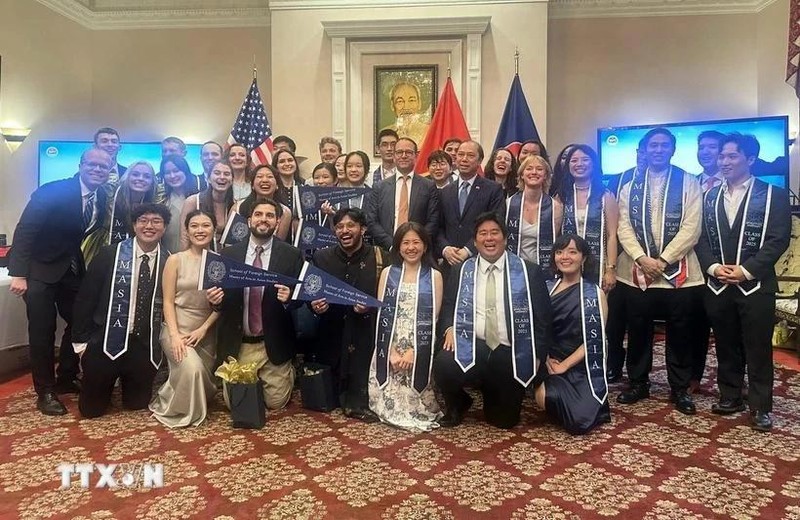 Funcionarios de la Embajada de Vietnam en Estados Unidos con graduados de maestría con especialización en estudios del Sudeste Asiático. (Foto: VNA)