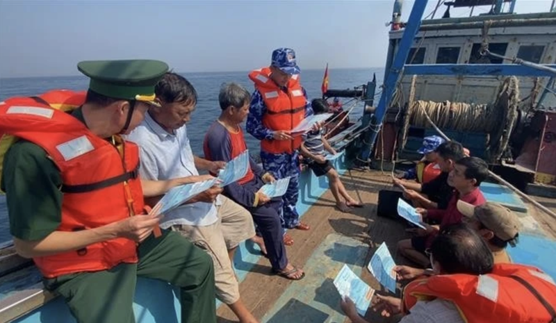 La Guardia Costera de la Región 3 se coordina con la Guardia Fronteriza de Phu Yen para difundir las leyes a los pescadores. (Foto: VNA)