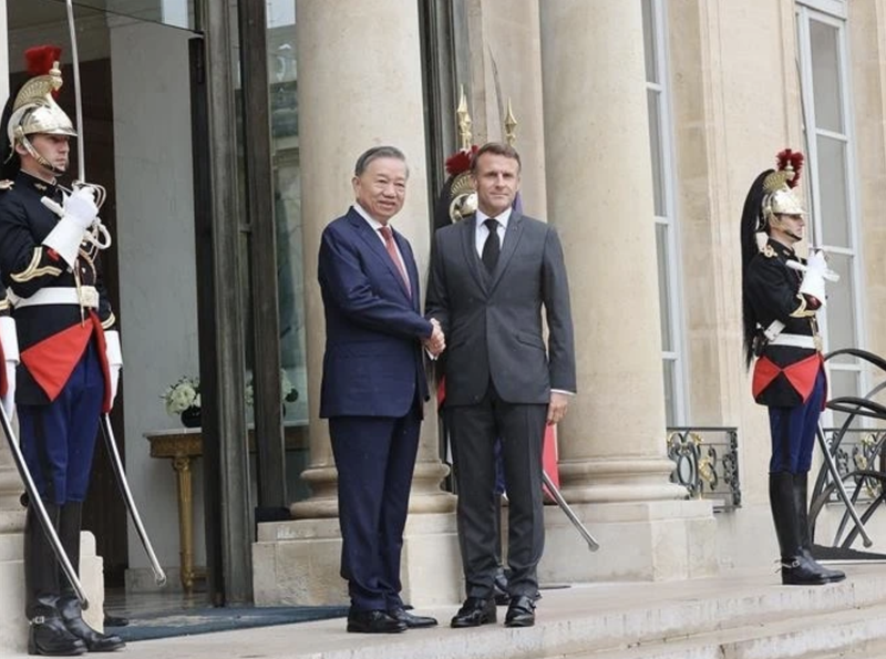 El secretario general del Partido Comunista de Vietnam, To Lam, y el presidente francés, Emmanuel Macron. (Foto: VNA)