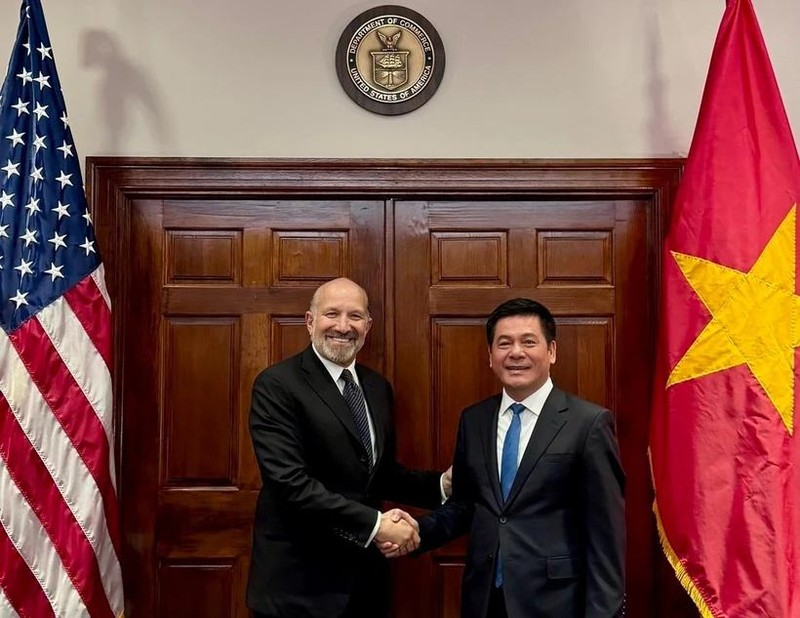 El ministro de Comercio de Vietnam, Nguyen Hong Dien, sostiene una reunión con su homólogo estadounidense, Howard Lutnick. (Foto: VNA)