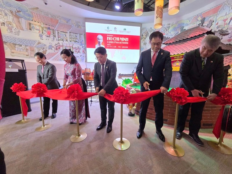 Los delegados cortaron la cinta para inaugurar la exposición "Presidente Ho Chi Minh - Símbolo de paz y amistad". (Foto: baovanhoa.vn)