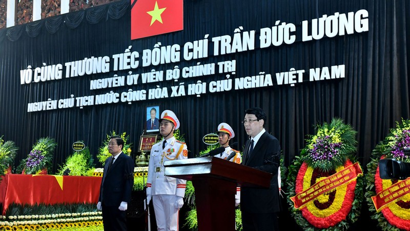 El presidente Luong Cuong pronuncia la Oración fúnebre. (Foto: VNA)