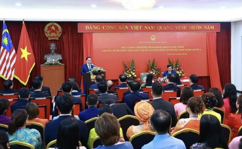 El primer ministro Pham Minh Chinh habla en una reunión con la comunidad vietnamita en Malasia el 25 de mayo. (Foto: VNA)