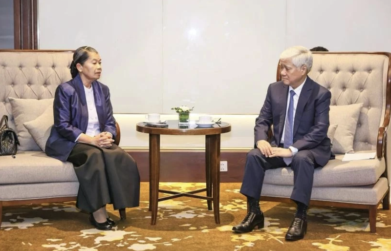 En la reunión entre Do Van Chien (derecha), miembro del Buró Político, secretario del Comité Central del Partido y presidente del Comité Central del Frente de la Patria de Vietnam, y Men Sam An, vicepresidente del Partido Popular de Camboya, presidenta del Consejo Nacional del Frente de Solidaridad para el Desarrollo de la Patria de Camboya (SFDCM) y presidenta de la Asociación de Amistad Camboya-Vietnam. (Foto: VNA)