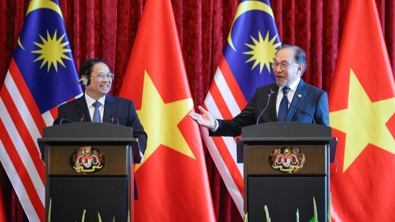 El primer ministro de Vietnam, Pham Minh Chinh (izquierda), y su homólogo malasio, Anwar Ibrahim, en la rueda de prensa (Foto: VGP)