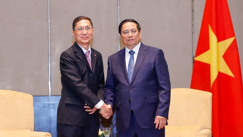 El primer ministro Pham Minh Chinh (derecha) y Dato' Chow Chee Wah, presidente de Gamuda Land, en la reunión en Kuala Lumpur (Foto: VGP)