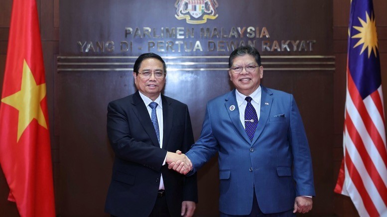 El primer ministro de Vietnam, Pham Minh Chinh, y el presidente de la Cámara de Representantes de Malasia, Tan Sri Dato’ Johari Bin Abdul. (Foto: VGP)