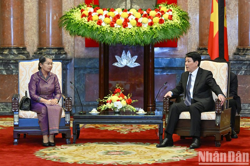 El presidente de Vietnam, Luong Cuong, recibe a Men Sam An, vicepresidenta del Partido Popular de Camboya (Foto: Nhan Dan)