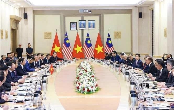 Conversaciones entre el primer ministro vietnamita, Pham Minh Chinh, y su homólogo malasio, Anwar Ibrahim, en Kuala Lumpur el 25 de mayo (Foto: VGP)