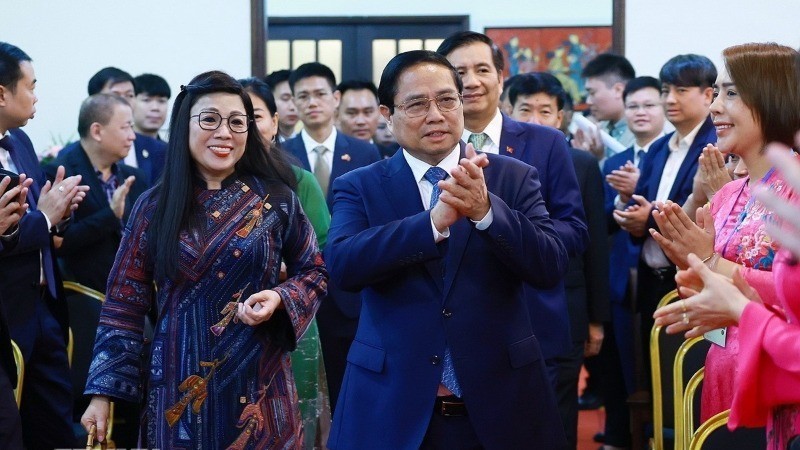 El primer ministro de Vietnam, Pham Minh Chinh, y su esposa, se reúnen con el personal de la Embajada y la comunidad coterráneo en Malasia.
