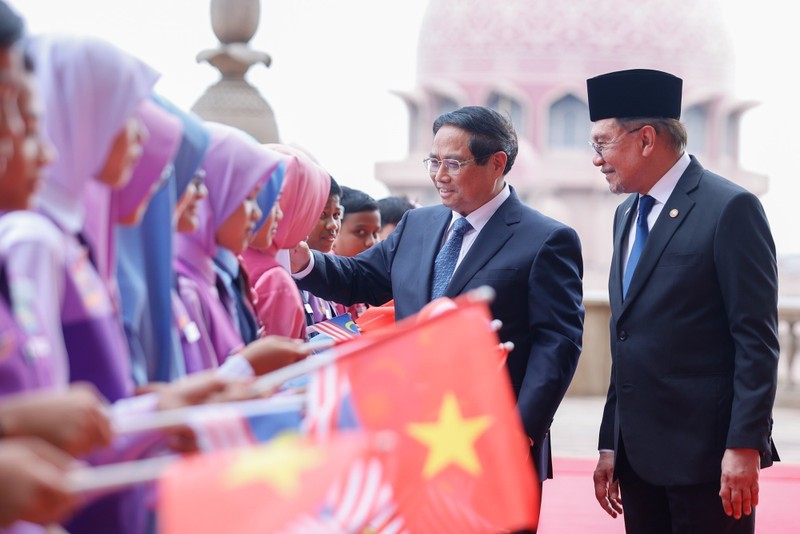 El primer ministro malasio, Anwar Ibrahim (derecha), y su homólogo vietnamita, Pham Minh Chinh, en la ceremonia. (Foto: VNA)