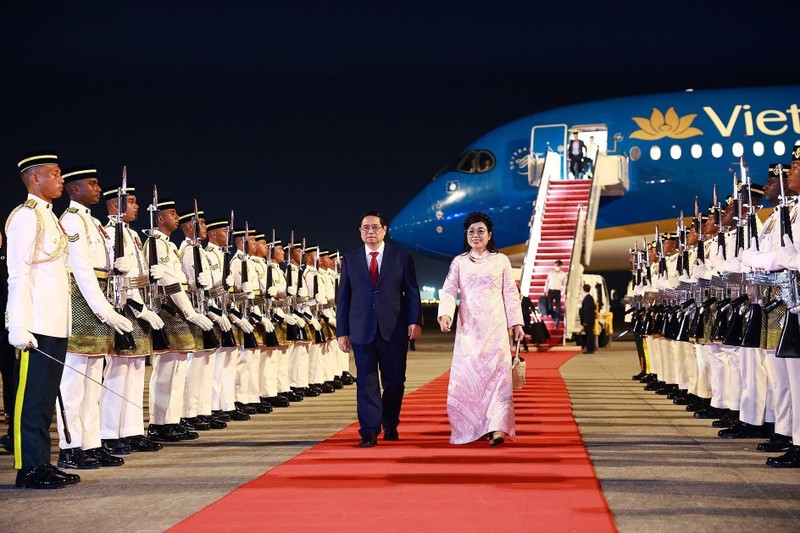 El primer ministro Pham Minh Chinh y su esposa llegan a Malasia la noche del 24 de mayo. (Foto: VNA)