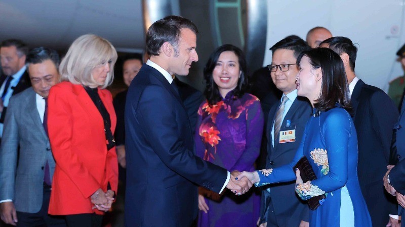 La tarde del 25 de mayo, el presidente de Francia, Emmanuel Macron, y su esposa llegan a Hanói, iniciando una visita de Estado a Vietnam. (Foto: VNA)