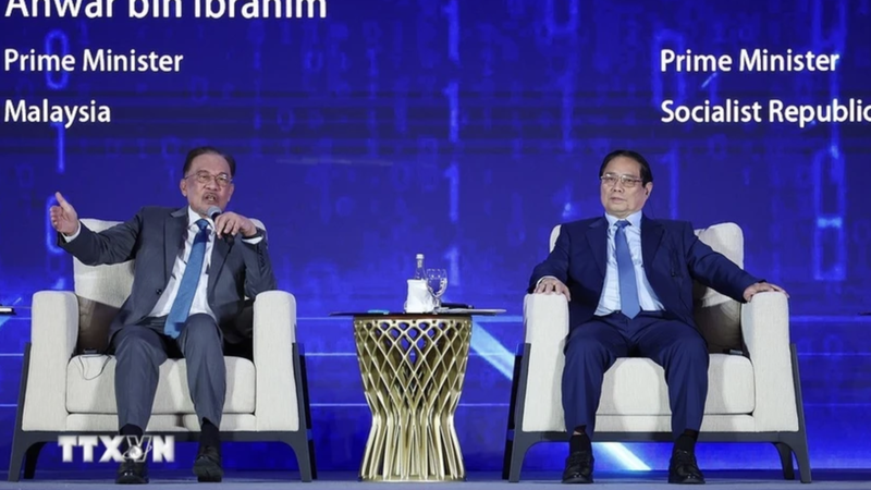 El primer ministro de Vietnam, Pham Minh Chinh, (derecha) y su homólogo malasio, Anwar Ibrahim, en el evento. (Foto: VNA)