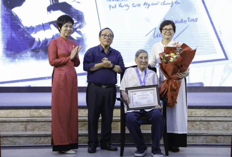 La directora general de VNA, Vu Viet Trang (primera, a la izquierda), entrega el Premio "Caballero Grillo" al compositor Pham Tuyen (sentado) durante la ceremonia. (Foto: VNA)