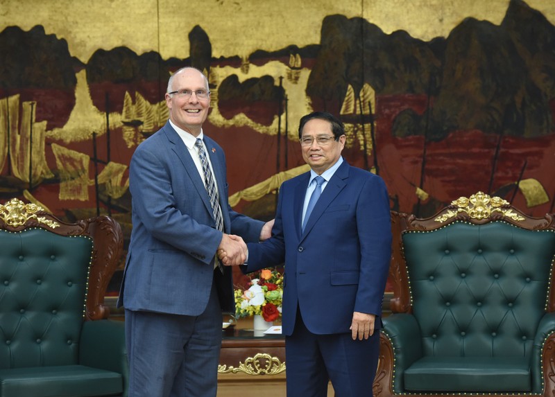 El primer ministro vietnamita, Pham Minh Chinh, recibe a John Moolenaar, congresista por Michigan (Foto: Nhan Dan)
